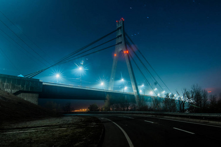 莫斯科北桥夜间全景，用美丽的雾照明建筑