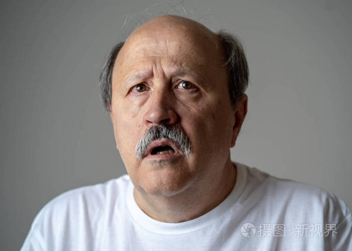 特写老人的肖像在老年人的心理健康中由于痴呆记忆丧失或阿尔茨海默病