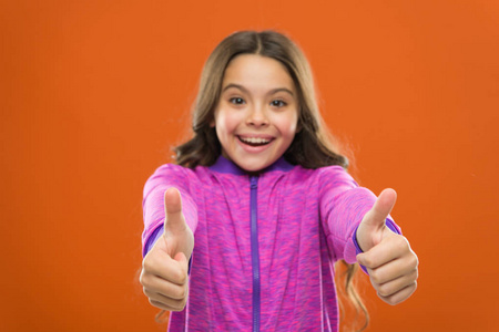 大拇指批准.女孩可爱的孩子显示竖起大拇指的手势.