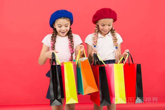 孩子们满意的购物红色背景.痴迷于购物和服装商场.购物狂的概念.