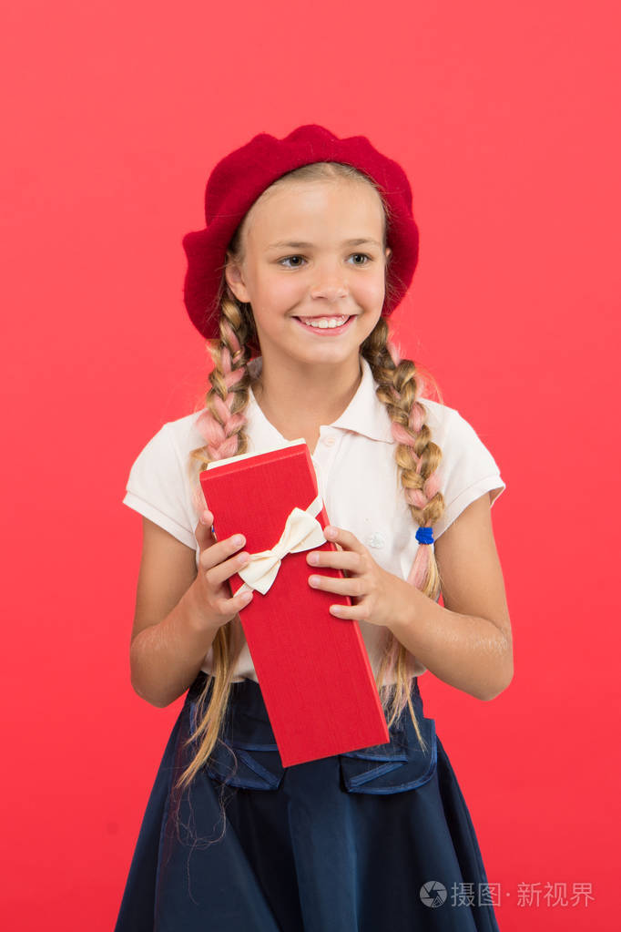 孩子们为拆包礼物而兴奋.可爱的小女孩收到了节日礼物.传播幸福.