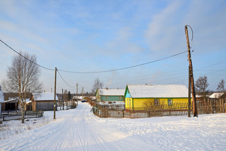阿布拉莫夫斯卡亚村下马勒舒亚卡瓦切夫斯卡亚在冬季。 俄罗斯阿尔汉格尔斯克地区