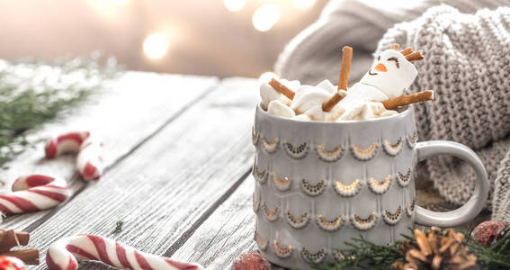 圣诞可可概念与棉花糖在木制背景在舒适的节日气氛