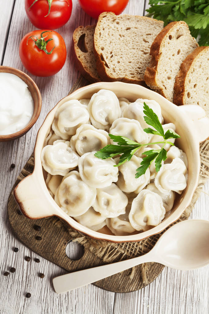 桌上锅里的美味饺子