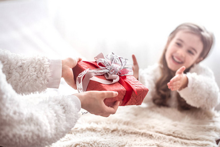 圣诞节和新年概念妈妈送给一个小可爱的女儿一个地方，在浅色背景下发短信