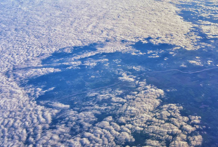 美国中西部各州上空的空中云景图，秋季飞越科罗拉多州堪萨斯州密苏里州伊利诺伊州印第安纳州俄亥俄州和西弗吉尼亚州。壮观的风