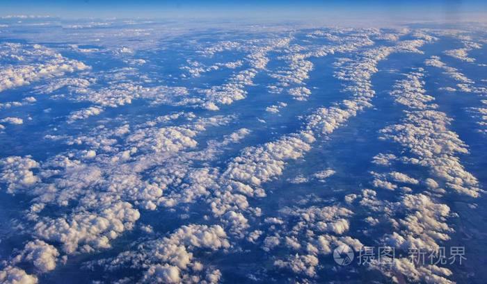 美国中西部各州上空的空中云景图，秋季飞越科罗拉多州堪萨斯州密苏里州伊利诺伊州印第安纳州俄亥俄州和西弗吉尼亚州。壮观的风