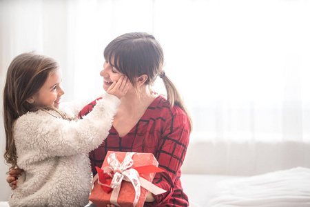 圣诞节和新年的概念女儿送给母亲的家庭价值观
