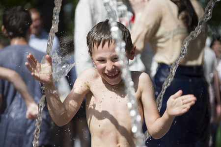 到瀑布下面去. 在城市喷泉里洗澡照片