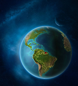 行星地球与突出的苏里南在空间与月亮和银河系。 可见的城市灯光和国家边界。 三维插图。 这幅图像的元素由美国宇航局提供。