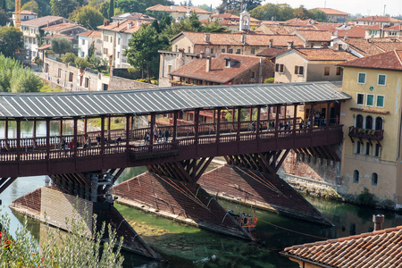 在布伦塔河上著名的古木桥，被称为庞特德格利阿尔皮尼，在巴萨诺德尔格拉帕市意大利北部维恩托地区维琴察省。