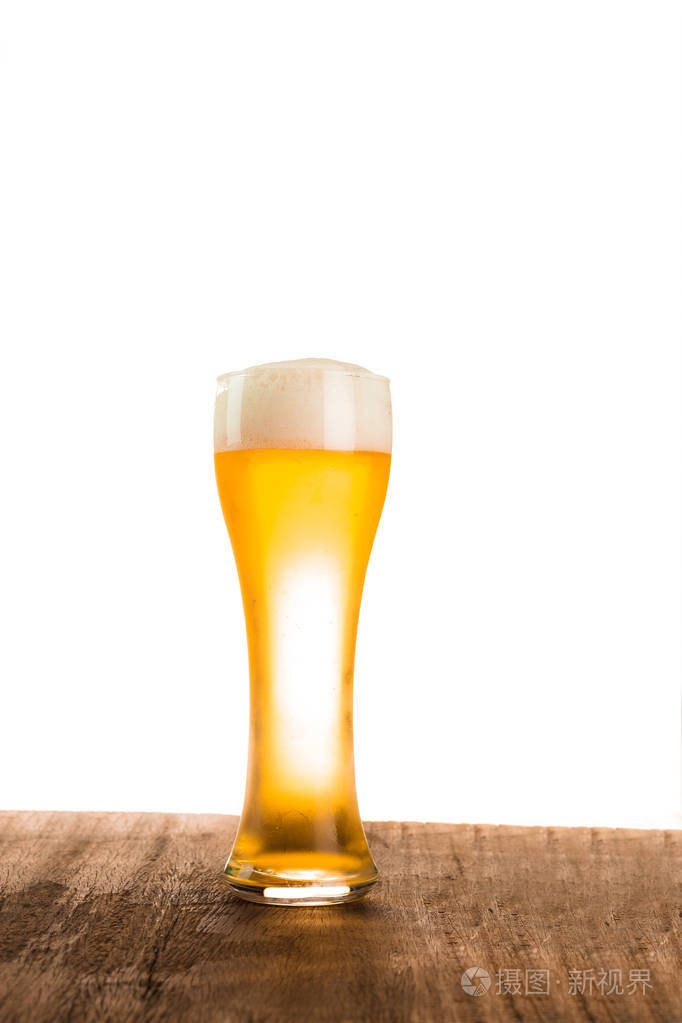 白色背景上的一杯啤酒