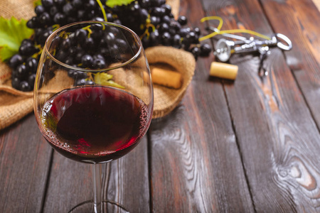 把葡萄酒和葡萄放在木制背景上
