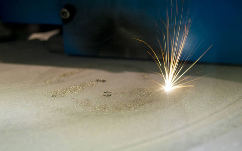 金属烧结成所需形状的激光作用下照片