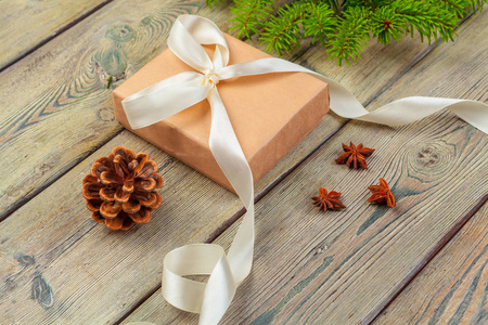 木桌上的圣诞礼盒和杉树枝