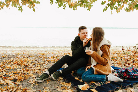 恋爱中的夫妻，男人和女孩在秋天野餐时休息。