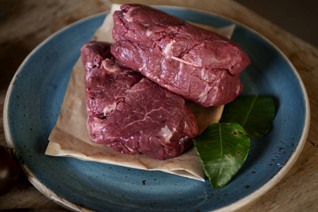 盘子里的生牛肉，食物摄影食谱