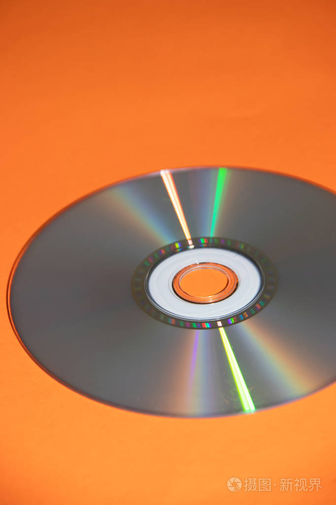 橙色背景上的dvd磁盘光盘孤立的物体