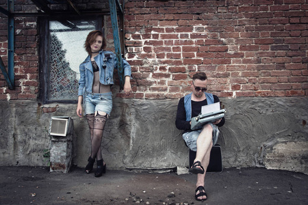 城市街头的女孩和男人小混混照片