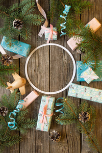 圣诞快乐，新年快乐。 圆形框架，树枝，礼物，松树