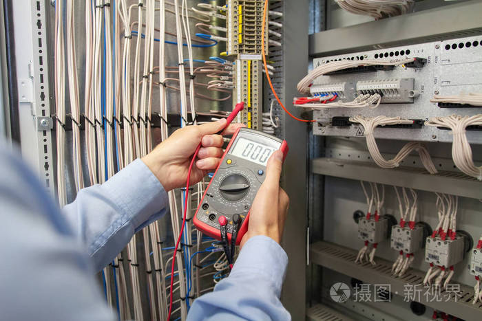 电气柜中的万用表电工工程师