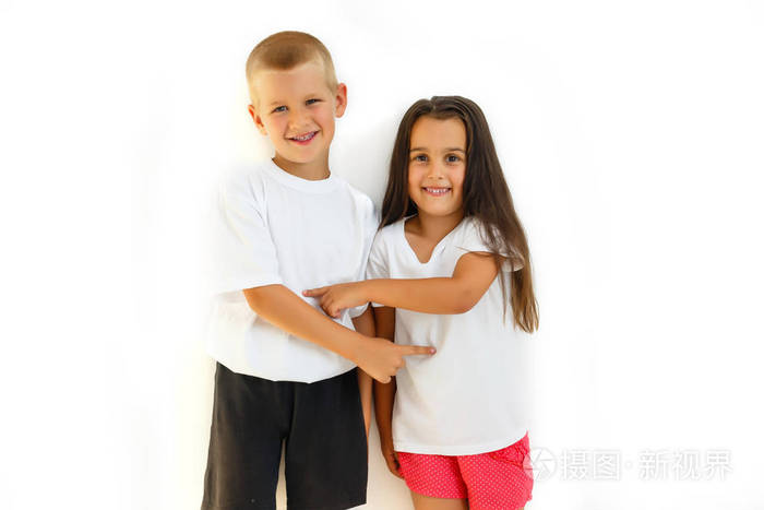 小男孩和小女孩玩白色背景