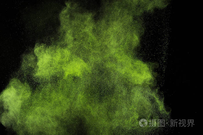 黑色背景上的浅绿色粉末爆炸。 香橼彩云。 石灰粉尘爆炸。 冷冻运动油漆霍利。