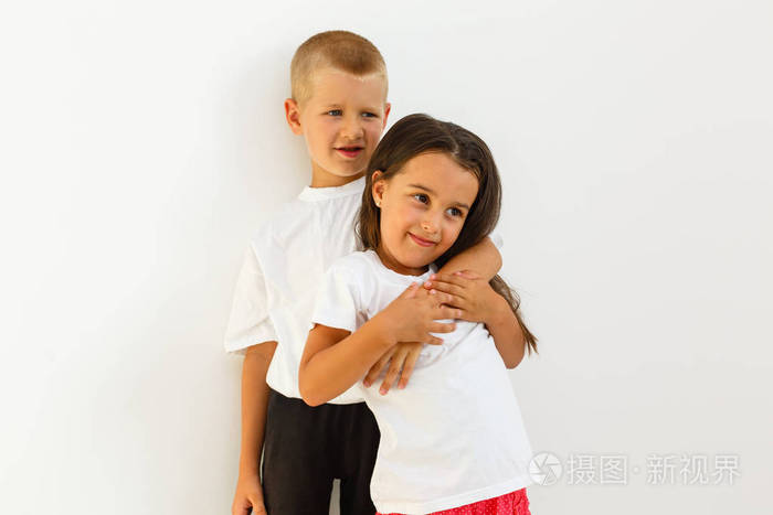 小男孩和小女孩玩白色背景