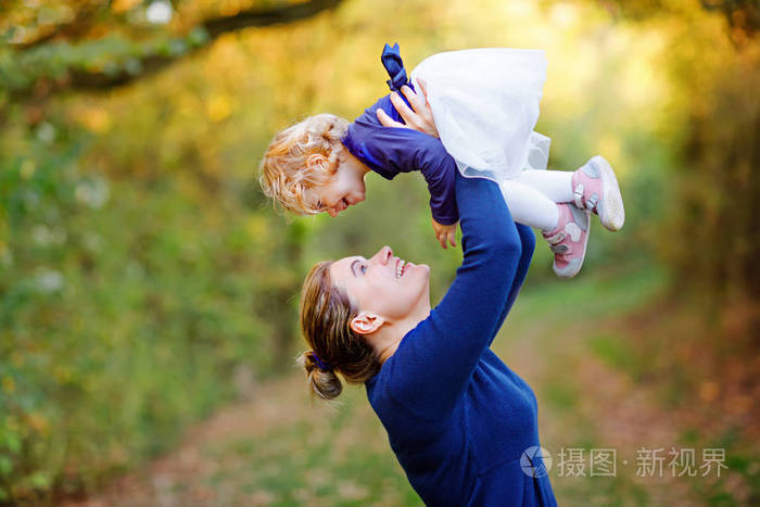 妇女与美丽的女婴在自然和森林.妈妈带着小孩子在户外, 拥抱.爱, 粘合