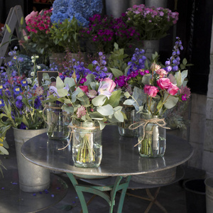 伦敦市场上出售的五颜六色的鲜花。