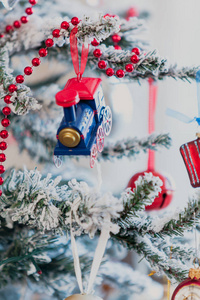 原来的圣诞树玩具是一个蓝色蒸汽机车，红色车轮称重在圣诞树上。 围绕着红色的加兰