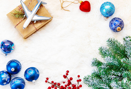 关于旅行主题的圣诞节背景。 飞机象征着旅程的礼物。 选择性聚焦。 假日假期