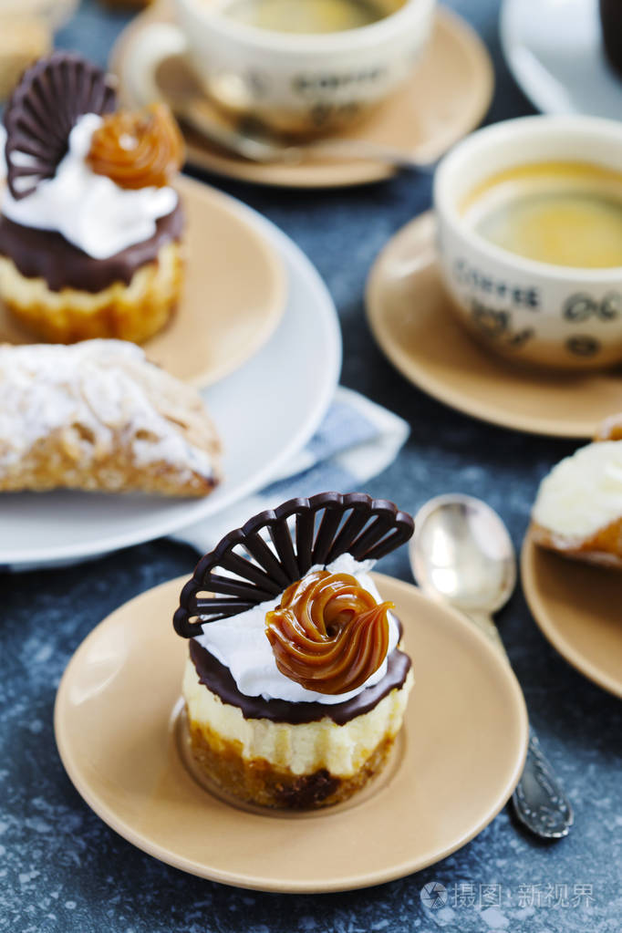 迷你芝士蛋糕和一杯咖啡