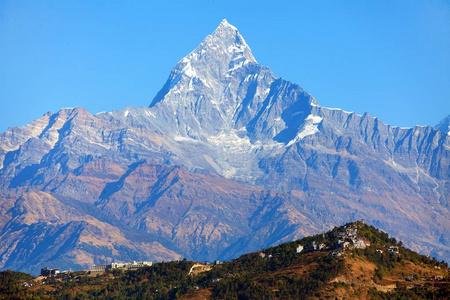 马查普赫雷山地区尼泊尔喜马拉雅山的蓝色景观