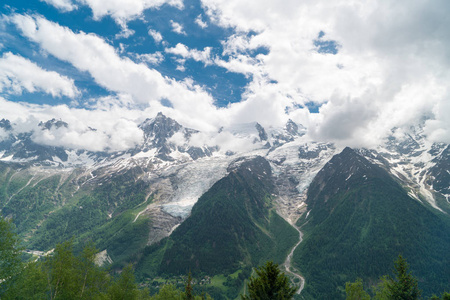 美丽的全景格兰德斯乔拉斯登特杜根特和光荣的勃朗峰，阿尔卑斯山最高的山和欧洲最高的山，从帕克德梅莱莱斯侯奇豪特萨沃伊法国