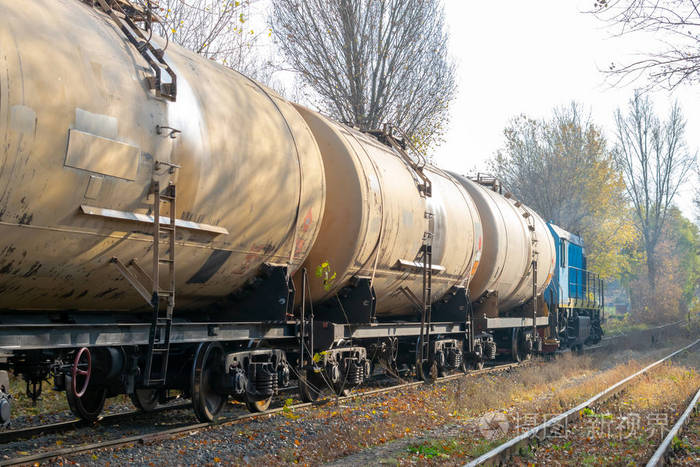 柴油机车在工业区的油箱中输送石油