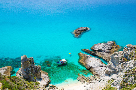 帆船底帆上有阴影的钓鱼艇漂流和橡胶船公园在泻湖蓝色,蓝色,蓝色