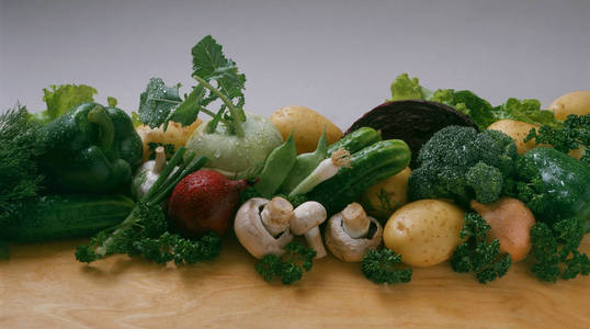 蔬菜，洋葱，洋葱，洋葱，洋葱，红洋葱，土豆，红甘蓝，西兰花，Kohlrabi，蘑菇，豆荚，胡椒，大蒜，莴苣，卷曲的香菜，在浅色的