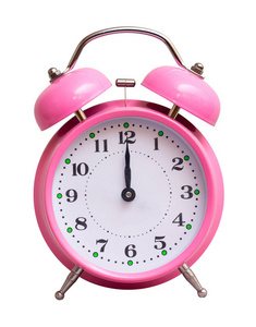 白色隔离背景上的粉红色时钟，显示12小时。 新年到了