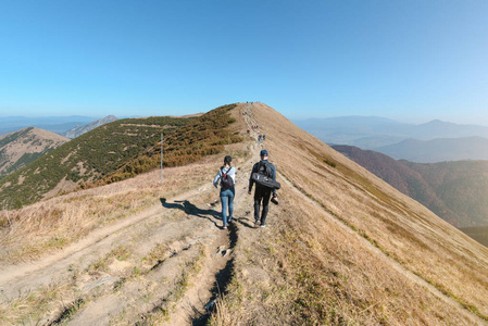 游客在弗拉特纳山谷的一条山路上。 秋天的福托。