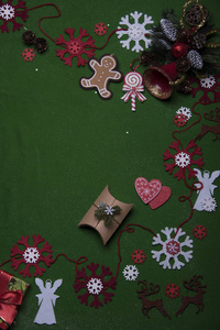 圣诞贺卡模板与冷杉枝花环从雪花和装饰绿色背景