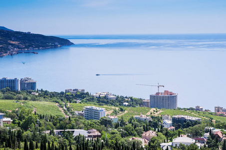 海边的度假城市。 克里米亚共和国雅尔塔。 06.13.2018从艾山彼得里俯瞰雅尔塔和黑海