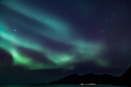 北部挪威卡瓦洛亚山脉背景中令人惊叹的北极光