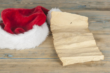 圣诞老人的信，带有圣诞老人帽子，木制背景