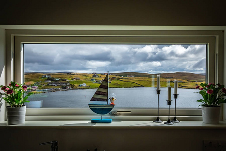 苏格兰谢特兰岛窗外美丽的景色