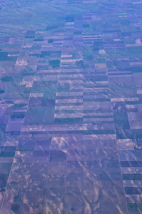 秋天，在科罗拉多州堪萨斯州密苏里州印第安纳州俄亥俄州和西弗吉尼亚州上空飞行的麦田圈和广场的鸟瞰图。 农业景观的宏伟景观。