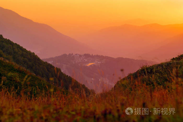 落日余晖中有一个小镇的美丽的山谷景色