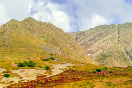 高加索地区秋日阳光明媚的高山景观