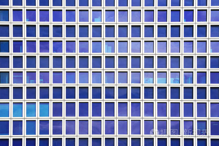 玻璃蓝色方形窗户的立面现代城市商务大厦摩天大楼. 新社区的现代公寓
