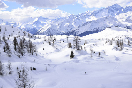 美丽的山上覆盖着雪。 阿尔卑斯山的山峰是滑雪者滑雪坡的背景